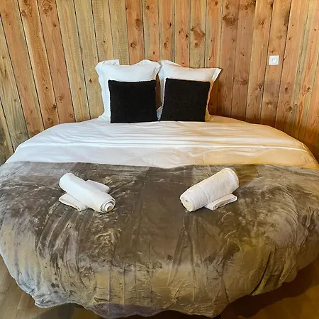 La Tonneau - Les Pieds Dans Le Pre * Les Landes-Genusson